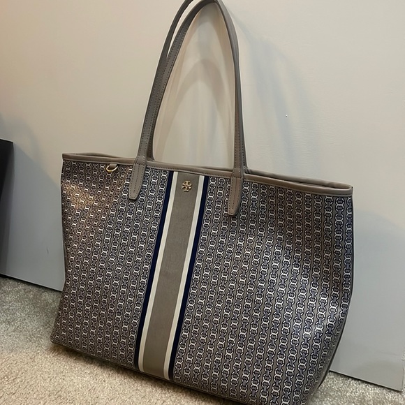 Tory Burch Handbags - Tory Burch Gemini Link Tote in French Grey